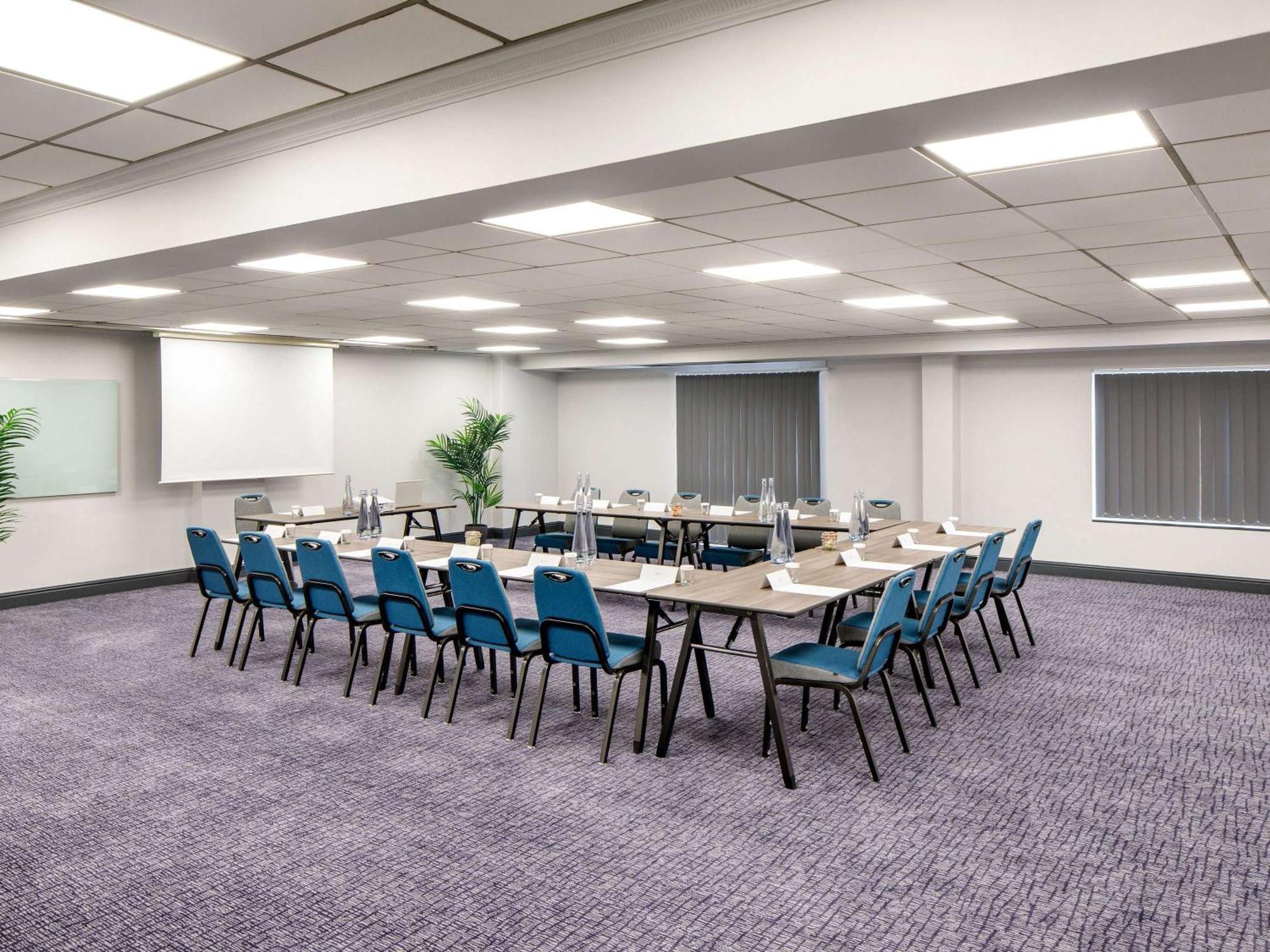 Mercure Cardiff North Hotel Exterior photo